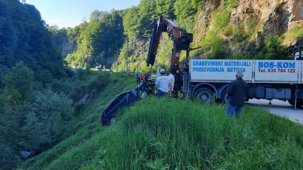 Nesreća kod Gračanice: Auto završilo u koritu rijeke Nesreća kod Gračanice: Auto završilo u koritu rijeke