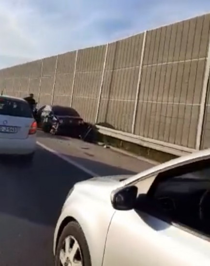 Saobraćajna nesreća na autoputu, učestvovalo više vozila Saobraćajna nesreća na autoputu, učestvovalo više vozila