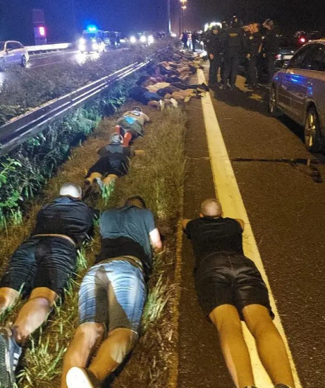Svjedok sukoba policije i više stotina torcidaša: Trčali su po autocesti, jedan se htio sakriti u automobil Svjedok sukoba policije i više stotina torcidaša: Trčali su po autocesti, jedan se htio sakriti u automobil