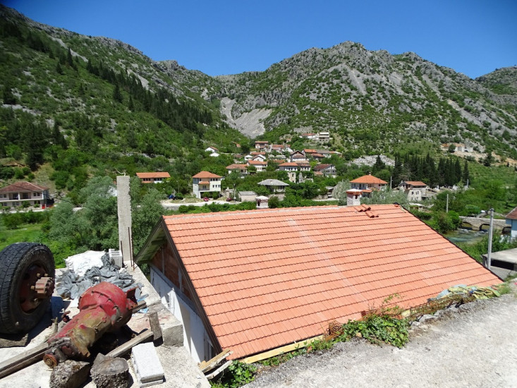 Skoro mjesec od razornog zemljotresa porodica rahmetli Elmire kod rodbine, a obnova njihove kuće još traje