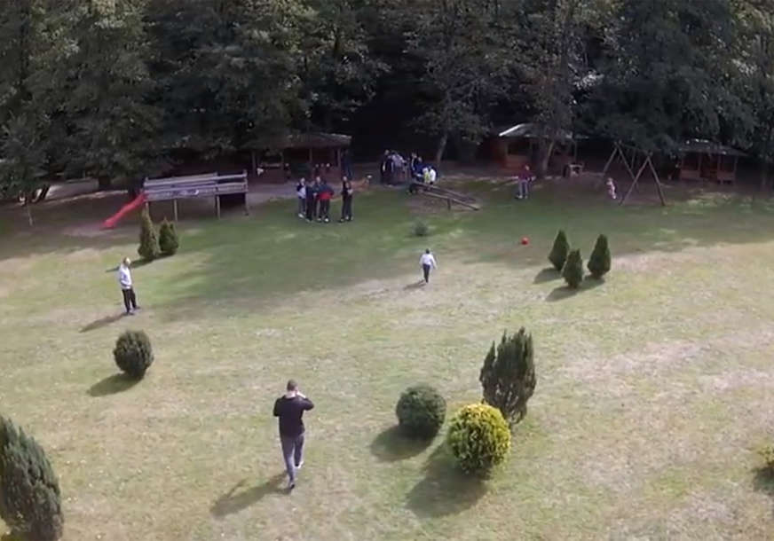 TRAGEDIJA NA ROĐENDANU Niko nije primjetio kada je djevojčica (5) ušla u improvizovani bazen TRAGEDIJA NA ROĐENDANU Niko nije primjetio kada je djevojčica (5) ušla u improvizovani bazen