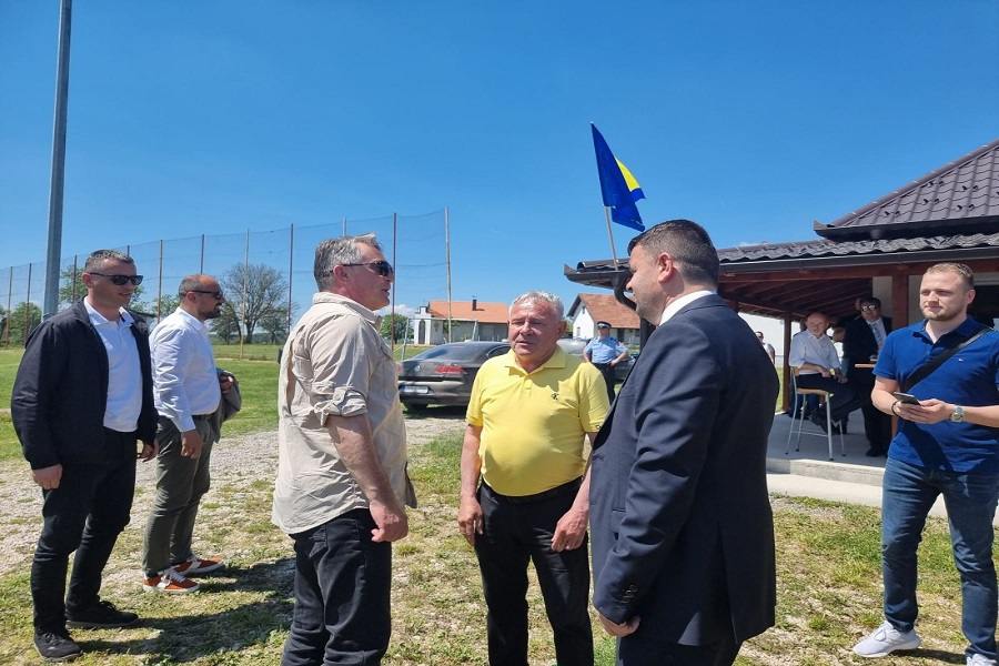 KOMŠIĆ SA HRVATIMA DOBOJA: Razgovarano o problemima sa kojima se susreću povratnici (FOTO) KOMŠIĆ SA HRVATIMA DOBOJA: Razgovarano o problemima sa kojima se susreću povratnici (FOTO)