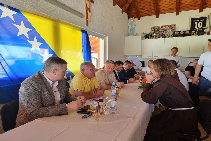 KOMŠIĆ SA HRVATIMA DOBOJA: Razgovarano o problemima sa kojima se susreću povratnici (FOTO) KOMŠIĆ SA HRVATIMA DOBOJA: Razgovarano o problemima sa kojima se susreću povratnici (FOTO)