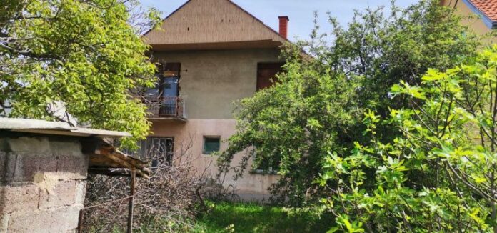 U porodičnoj kući brat zadavio brata, obrijao ga, okupao i spremio za sahranu U porodičnoj kući brat zadavio brata, obrijao ga, okupao i spremio za sahranu