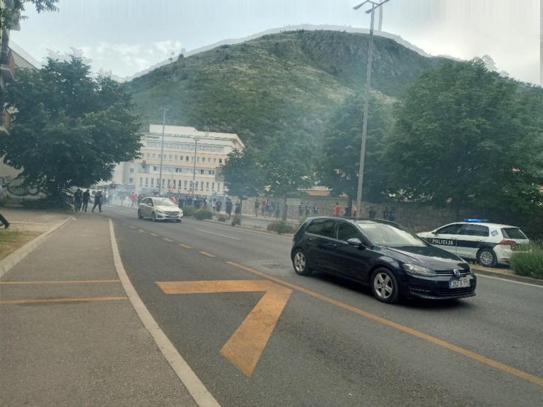 (FOTO) MATURANTI DIVLJALI PO MOSTARU. ZAUSTAVILI SAOBRAĆAJ, PALILI BAKLJE (FOTO) MATURANTI DIVLJALI PO MOSTARU. ZAUSTAVILI SAOBRAĆAJ, PALILI BAKLJE