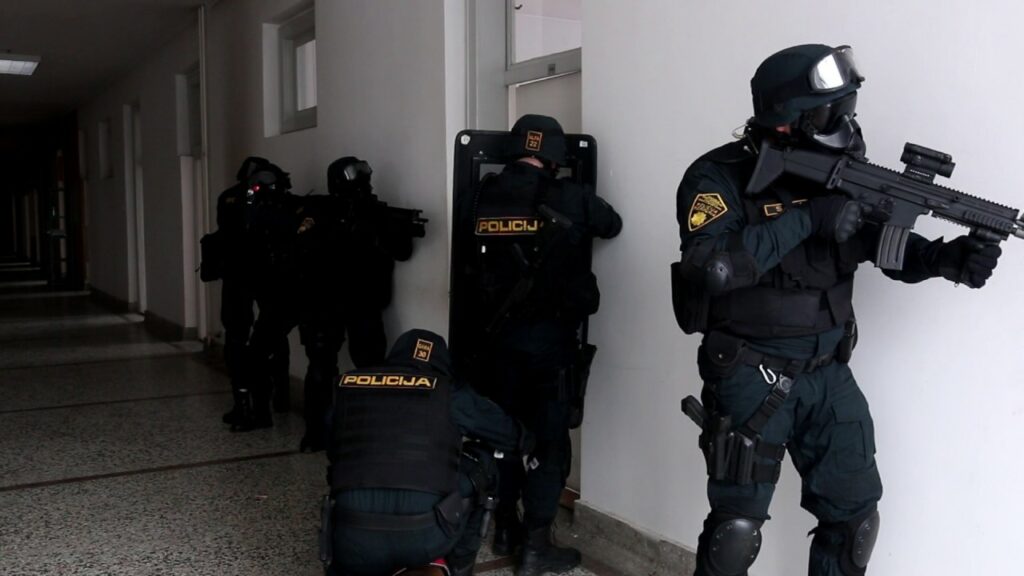 U TOKU JE VELIKA POLICIJSKA AKCIJA: Pretresi i hapšenja na 36 lokacija u Bosni i Hercegovini, potraga za osumnjičenima... U TOKU JE VELIKA POLICIJSKA AKCIJA: Pretresi i hapšenja na 36 lokacija u Bosni i Hercegovini, potraga za osumnjičenima...