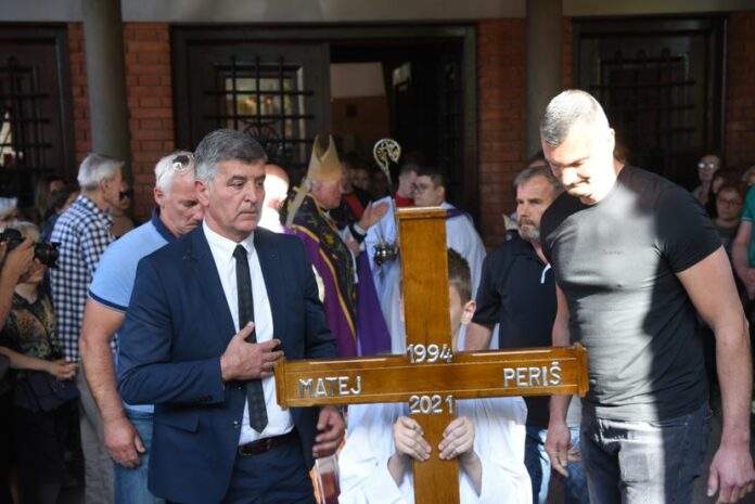 NENAD PERIŠ: MATEJA SMO SAHRANILI DOSTOJANSTVENO, DUŠA MU JE NA SVOM MJESTU NENAD PERIŠ: MATEJA SMO SAHRANILI DOSTOJANSTVENO, DUŠA MU JE NA SVOM MJESTU