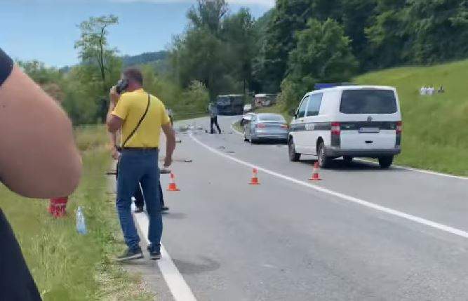 U potpunosti obustavljen saobraćaj na magistralnom putu M-17 kod Tešnja: Težak sudar kamiona i automobila u Šijama U potpunosti obustavljen saobraćaj na magistralnom putu M-17 kod Tešnja: Težak sudar kamiona i automobila u Šijama