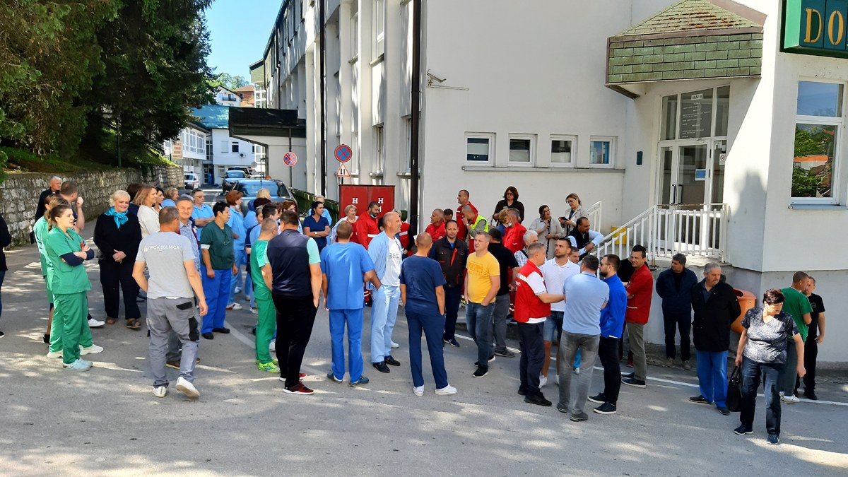 Tešanj: Članovi Sindikata radnika zaposlenih u zdravstvu protestvovali nezadovoljni odlukom o plaćanju parkinga