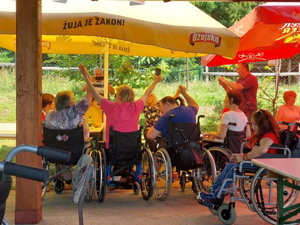 Na izletištu "Matoševe Dubrave " u Mravićima organizovano druženje osoba sa invaliditetom Na izletištu "Matoševe Dubrave " u Mravićima organizovano druženje osoba sa invaliditetom