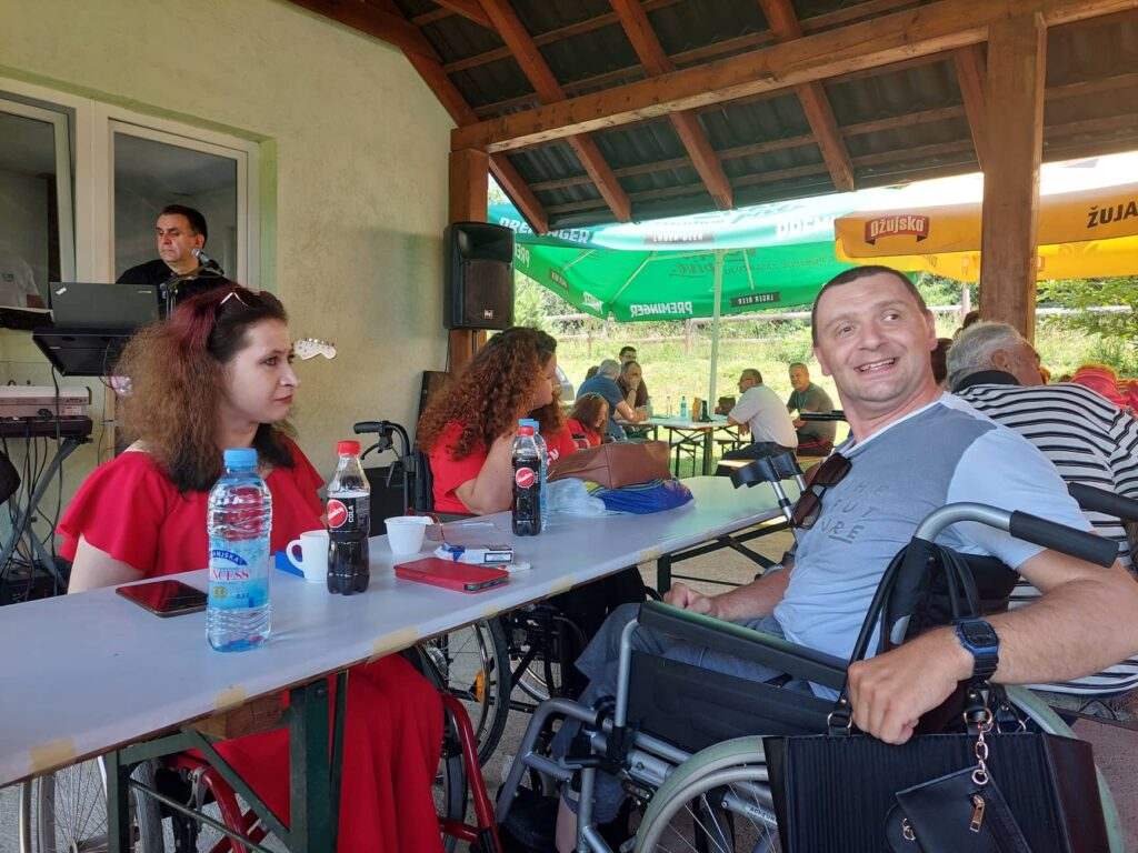 Na izletištu "Matoševe Dubrave " u Mravićima organizovano druženje osoba sa invaliditetom