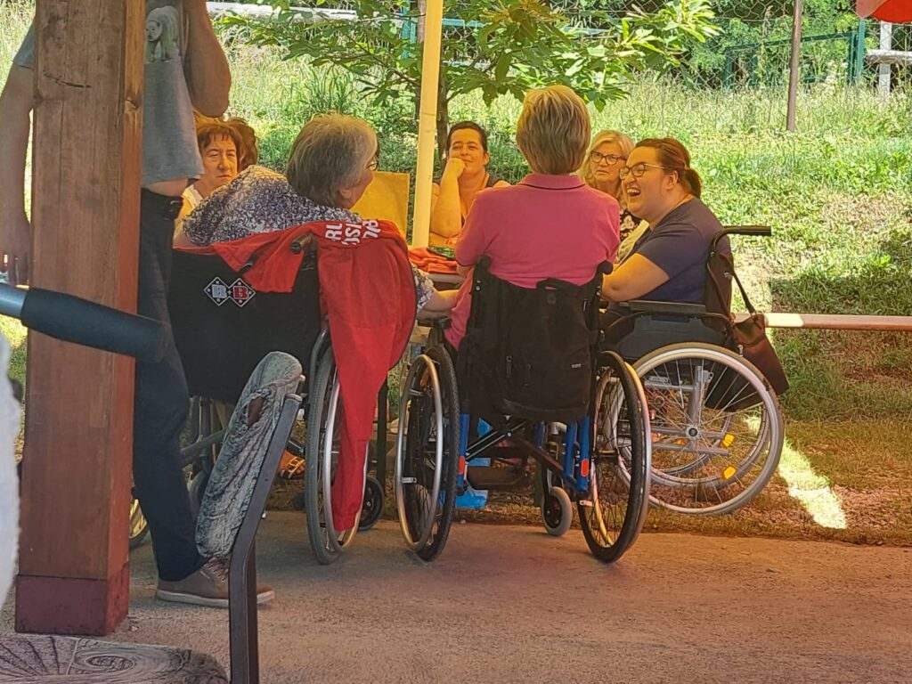 Na izletištu "Matoševe Dubrave " u Mravićima organizovano druženje osoba sa invaliditetom