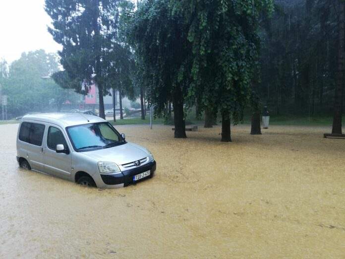 BOSANSKI NOVI POD VODOM: OBILNE PADAVINE NAPRAVILE PROBLEM BOSANSKI NOVI POD VODOM: OBILNE PADAVINE NAPRAVILE PROBLEM