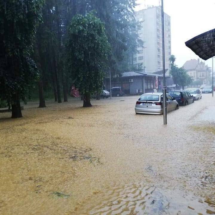 BOSANSKI NOVI POD VODOM: OBILNE PADAVINE NAPRAVILE PROBLEM BOSANSKI NOVI POD VODOM: OBILNE PADAVINE NAPRAVILE PROBLEM