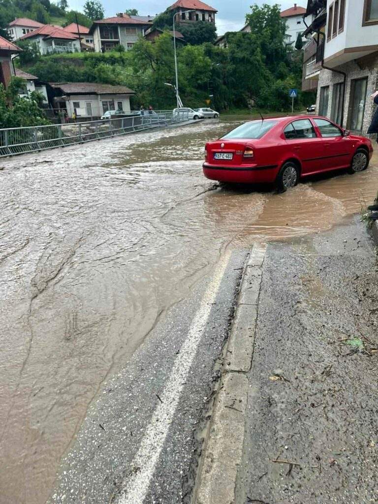 CENTAR TEŠNJA U HAOTIČNOM STANJU