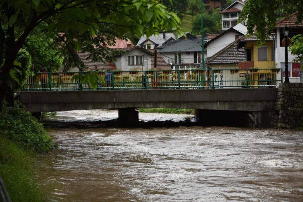 FOTO: TEŠANJ SE BORI SA POSLJEDICAMA VELIKE POPLAVE