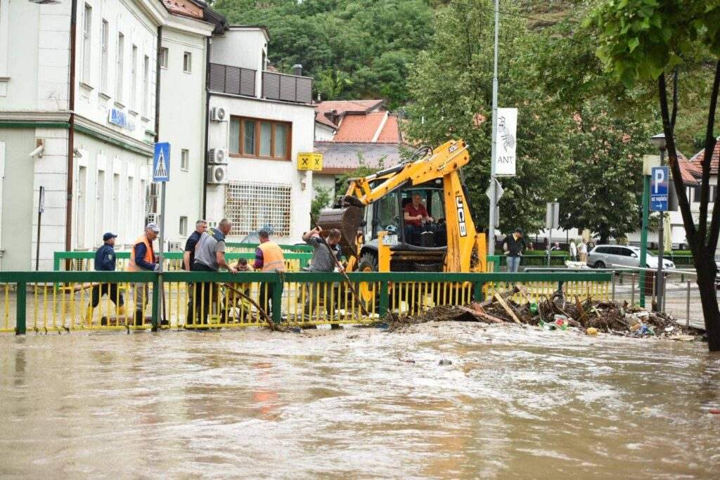 FOTO: TEŠANJ SE BORI SA POSLJEDICAMA VELIKE POPLAVE