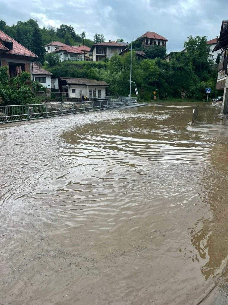 CENTAR TEŠNJA U HAOTIČNOM STANJU