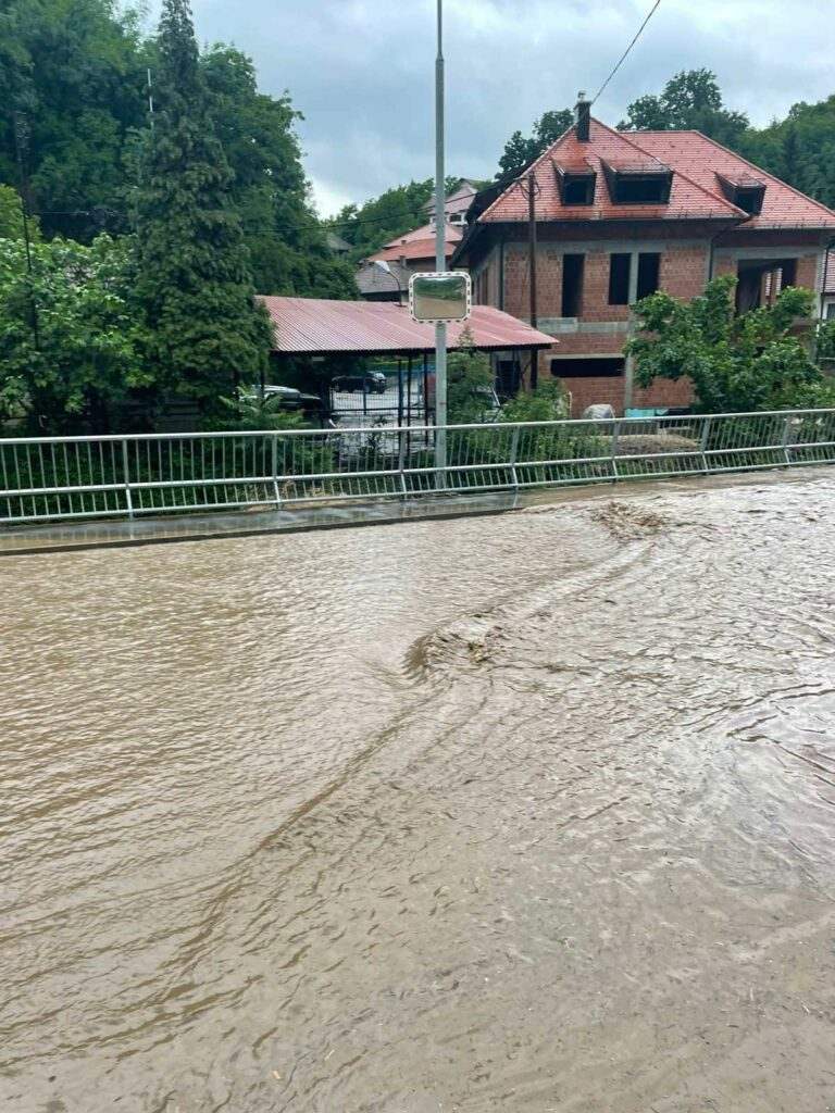 CENTAR TEŠNJA U HAOTIČNOM STANJU