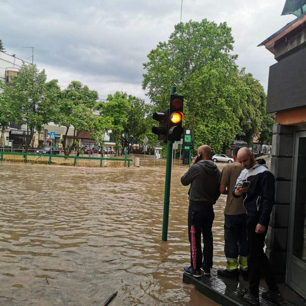 CENTAR TEŠNJA U HAOTIČNOM STANJU