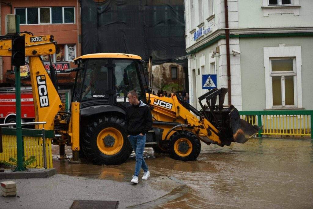 Poplave u Tešnju zatvorile puteve i blokirale centar grada, stanje se prati svakog minuta