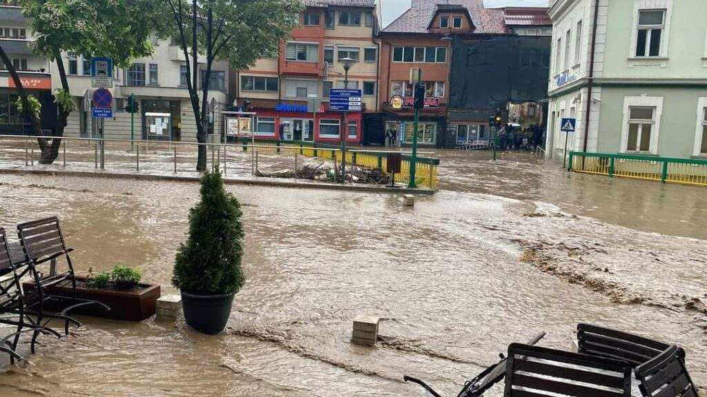 TEŠANJ - GRAD POD VODOM TEŠANJ - GRAD POD VODOM