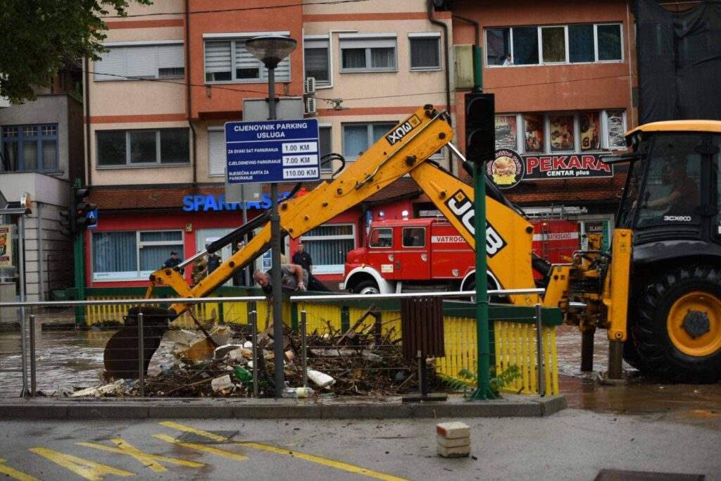 FOTO: TEŠANJ SE BORI SA POSLJEDICAMA VELIKE POPLAVE