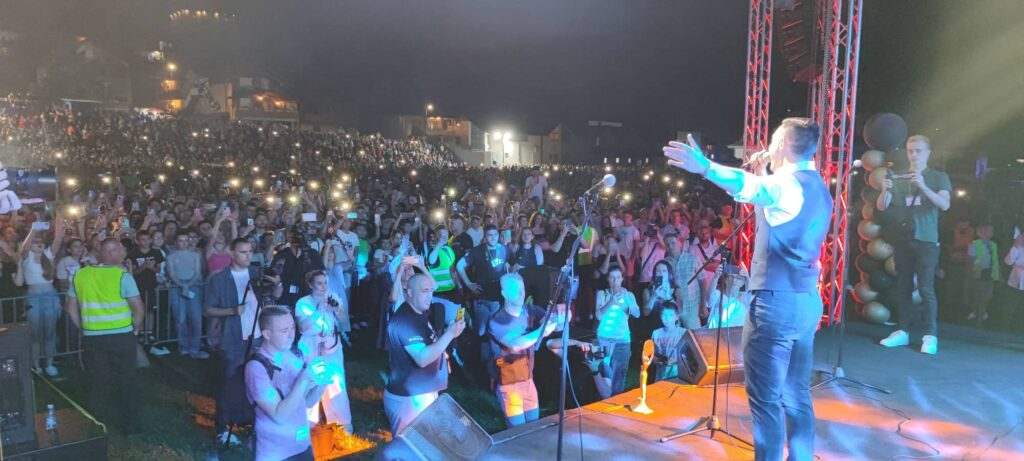 FOTO: NERMIN HANDŽIĆ ODRŽAO SPEKTAKULARAN KONCERT U TEŠNJU