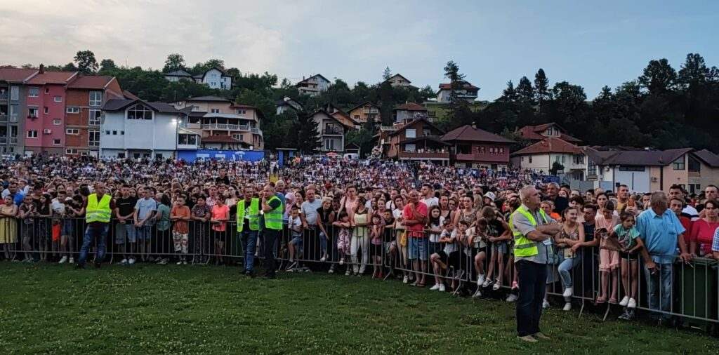 FOTO: POČEO JE VELIKI SPEKTAKL U TEŠNJU