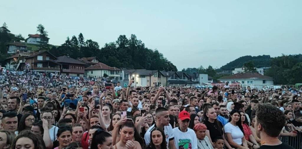 FOTO: NERMIN HANDŽIĆ ODRŽAO SPEKTAKULARAN KONCERT U TEŠNJU