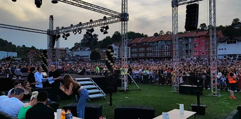 FOTO: POČEO JE VELIKI SPEKTAKL U TEŠNJU FOTO: POČEO JE VELIKI SPEKTAKL U TEŠNJU