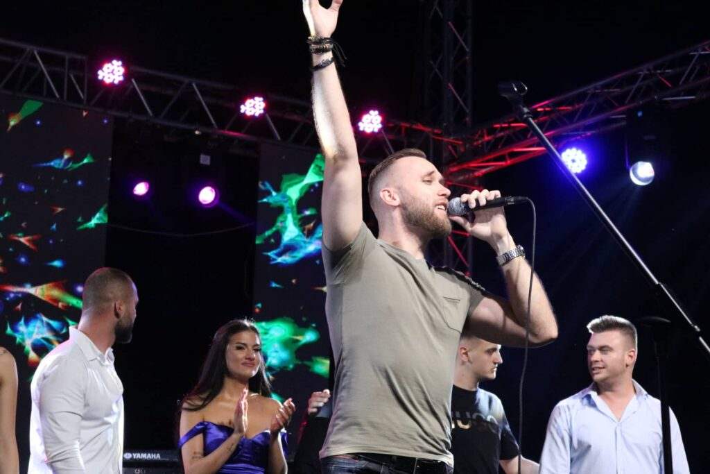 FOTO: NERMIN HANDŽIĆ ODRŽAO SPEKTAKULARAN KONCERT U TEŠNJU