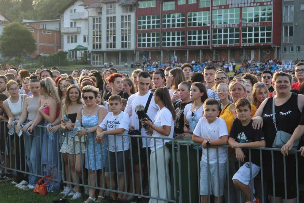 FOTO: POGLEDAJTE SLIKE SA STADIONA LUKE U TEŠNJU PRED VELIKI KONCERT NERMINA HANDŽIĆA.