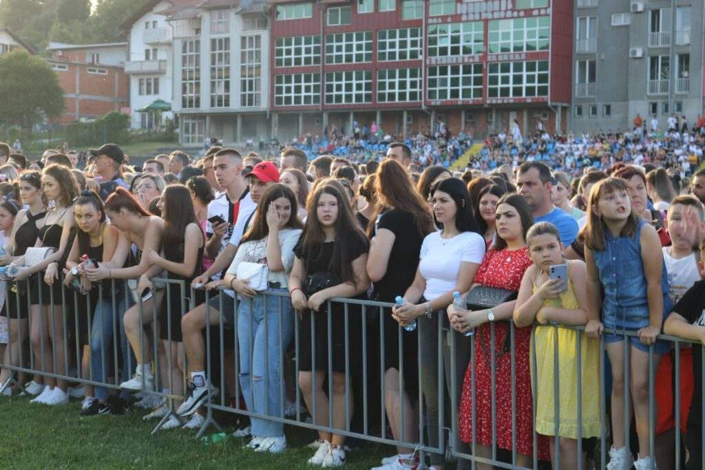 FOTO: POGLEDAJTE SLIKE SA STADIONA LUKE U TEŠNJU PRED VELIKI KONCERT NERMINA HANDŽIĆA. FOTO: POGLEDAJTE SLIKE SA STADIONA LUKE U TEŠNJU PRED VELIKI KONCERT NERMINA HANDŽIĆA.