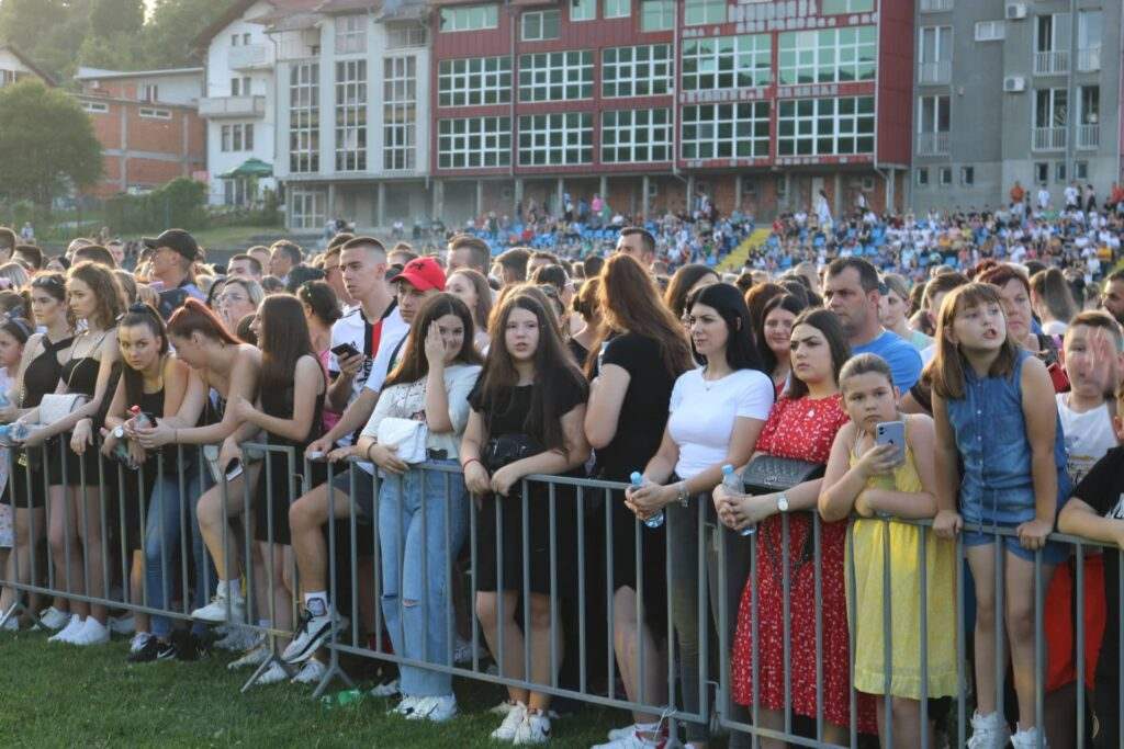 FOTO: POGLEDAJTE SLIKE SA STADIONA LUKE U TEŠNJU PRED VELIKI KONCERT NERMINA HANDŽIĆA.