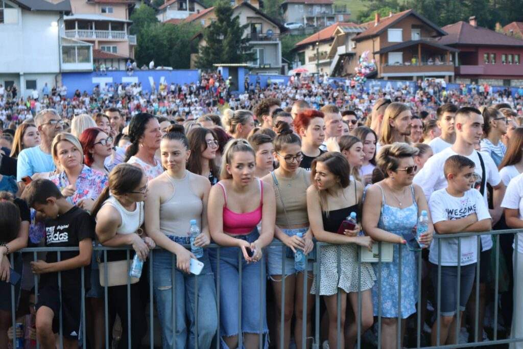 FOTO: POGLEDAJTE SLIKE SA STADIONA LUKE U TEŠNJU PRED VELIKI KONCERT NERMINA HANDŽIĆA. FOTO: POGLEDAJTE SLIKE SA STADIONA LUKE U TEŠNJU PRED VELIKI KONCERT NERMINA HANDŽIĆA.