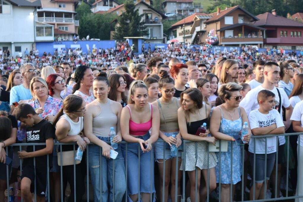 FOTO: POGLEDAJTE SLIKE SA STADIONA LUKE U TEŠNJU PRED VELIKI KONCERT NERMINA HANDŽIĆA.