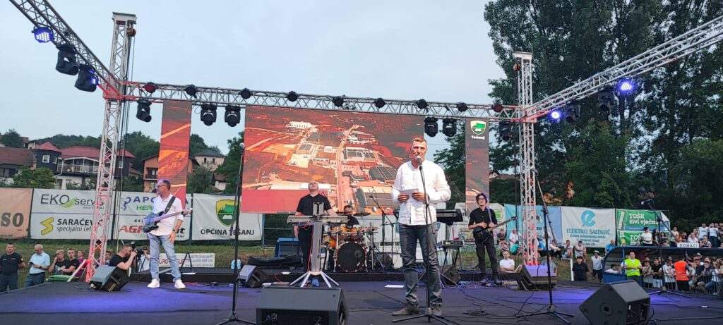 FOTO: NERMIN HANDŽIĆ ODRŽAO SPEKTAKULARAN KONCERT U TEŠNJU FOTO: NERMIN HANDŽIĆ ODRŽAO SPEKTAKULARAN KONCERT U TEŠNJU
