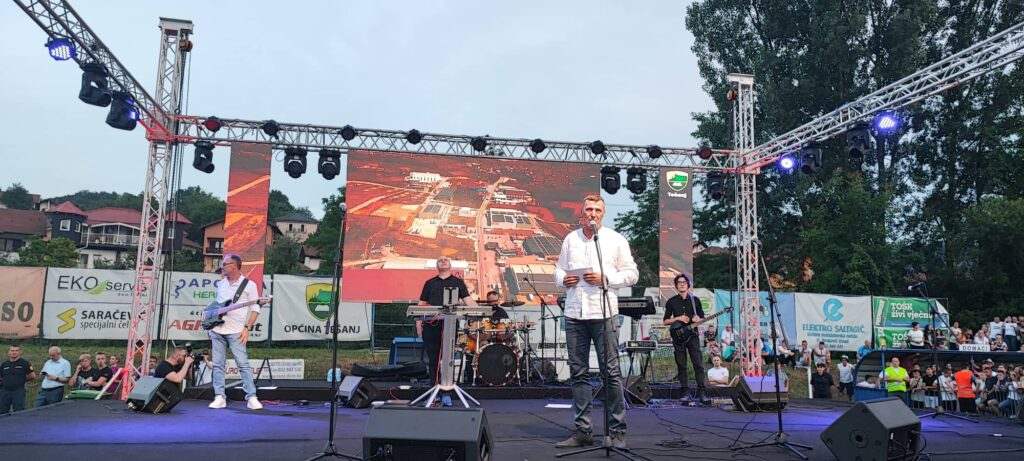 FOTO: NERMIN HANDŽIĆ ODRŽAO SPEKTAKULARAN KONCERT U TEŠNJU