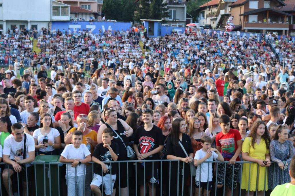 FOTO: POGLEDAJTE SLIKE SA STADIONA LUKE U TEŠNJU PRED VELIKI KONCERT NERMINA HANDŽIĆA.