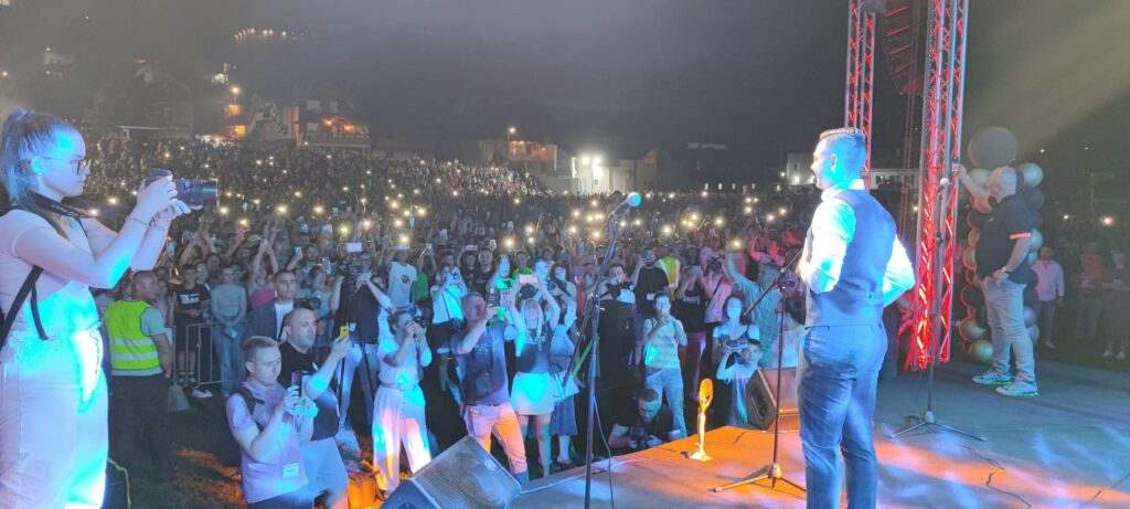 FOTO: NERMIN HANDŽIĆ ODRŽAO SPEKTAKULARAN KONCERT U TEŠNJU