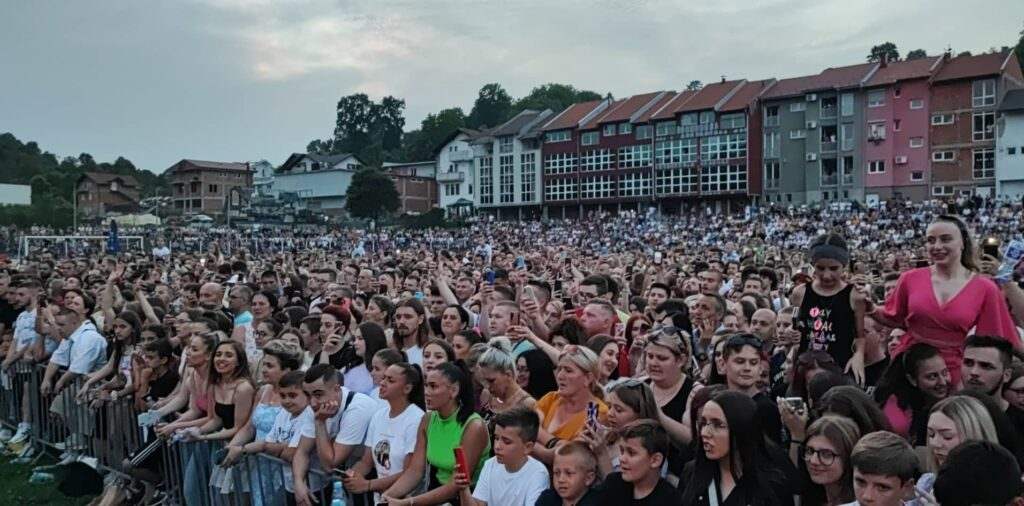 FOTO: NERMIN HANDŽIĆ ODRŽAO SPEKTAKULARAN KONCERT U TEŠNJU