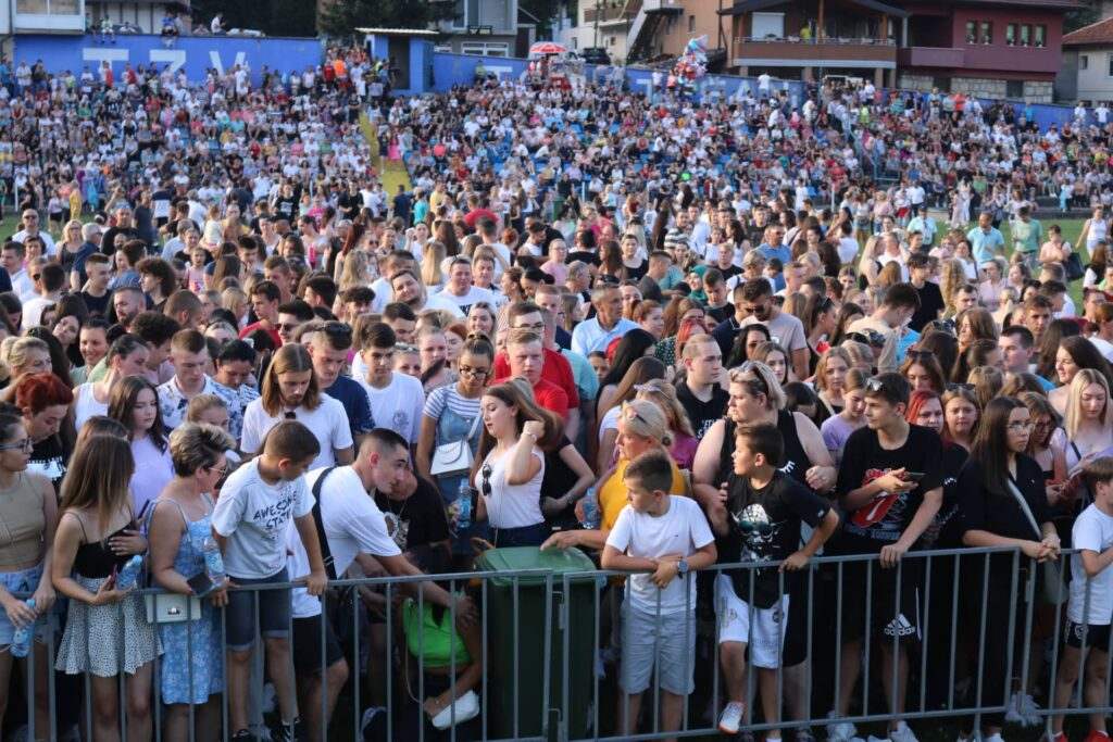 FOTO: POGLEDAJTE SLIKE SA STADIONA LUKE U TEŠNJU PRED VELIKI KONCERT NERMINA HANDŽIĆA.