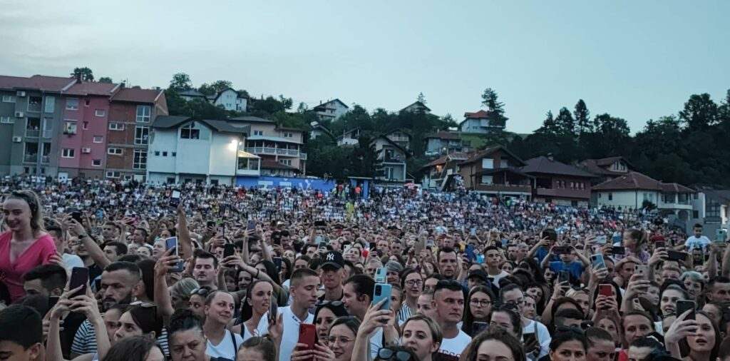 FOTO: NERMIN HANDŽIĆ ODRŽAO SPEKTAKULARAN KONCERT U TEŠNJU