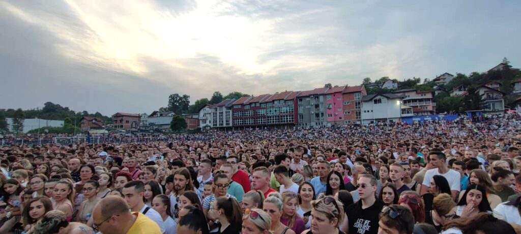 FOTO: POČEO JE VELIKI SPEKTAKL U TEŠNJU