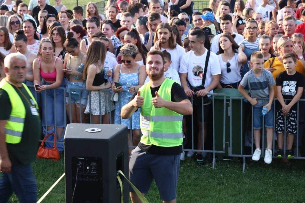 FOTO: POGLEDAJTE SLIKE SA STADIONA LUKE U TEŠNJU PRED VELIKI KONCERT NERMINA HANDŽIĆA.