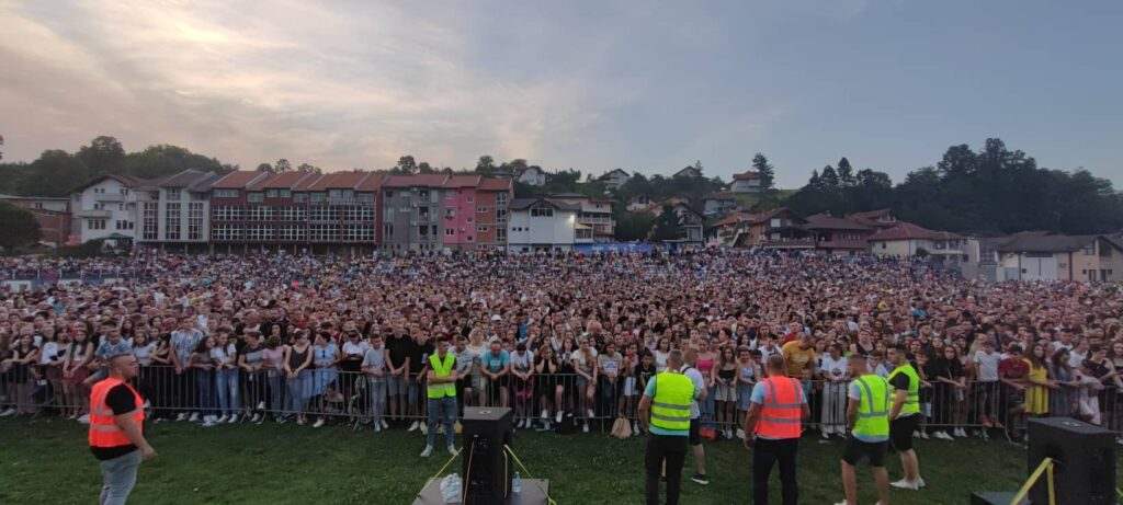 FOTO: NERMIN HANDŽIĆ ODRŽAO SPEKTAKULARAN KONCERT U TEŠNJU