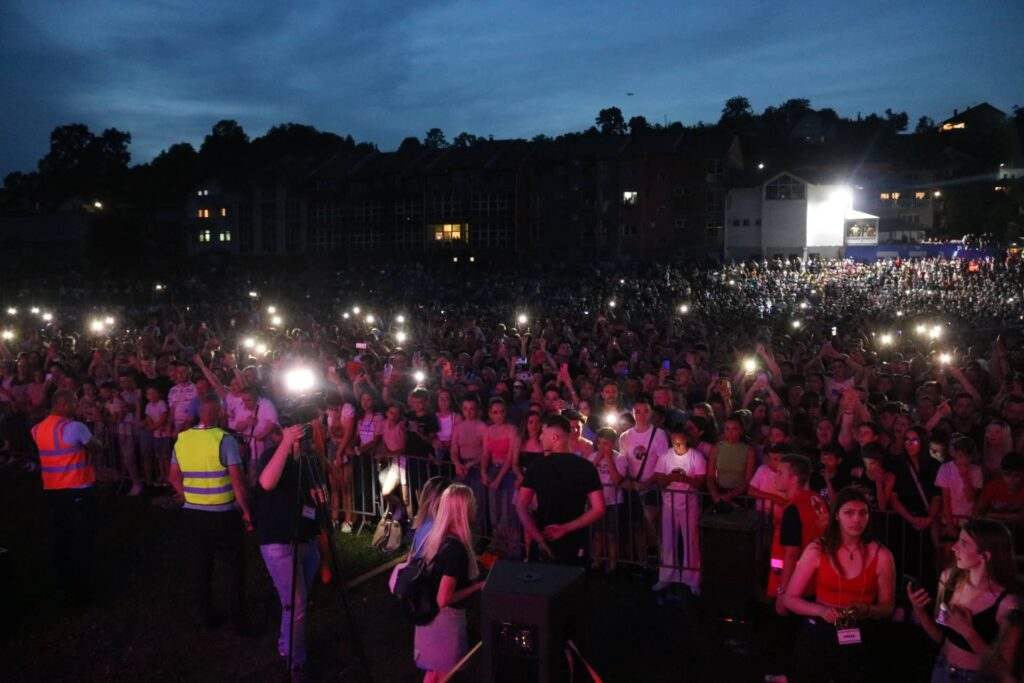 FOTO: NERMIN HANDŽIĆ ODRŽAO SPEKTAKULARAN KONCERT U TEŠNJU