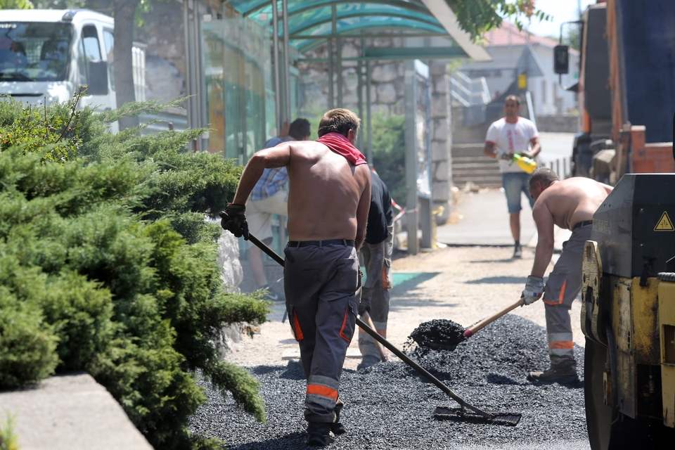 (FOTO) RADNICI ASFALTIRAJU NA +35 STEPENI, A POLITIČARIMA 500KM NA PLATU