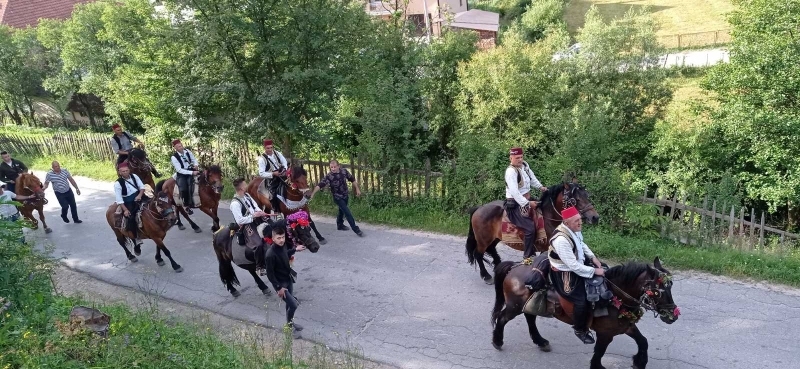 Donjim Vakufom prodefilovali bajraktari i konjanici Donjim Vakufom prodefilovali bajraktari i konjanici